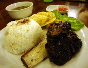 Rekomendasi Restoran: Hmm, Empuk Gurih Iga Bakar Berbumbu Rempah