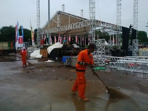 Pembersih Jalan Ini Keluhkan Kebiasaan Sebagian Warga Jakarta Buang Sampah