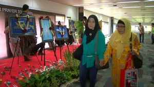Tahun Baru, Doa untuk AirAsia dan Mawar Sambut Penumpang di Cengkareng