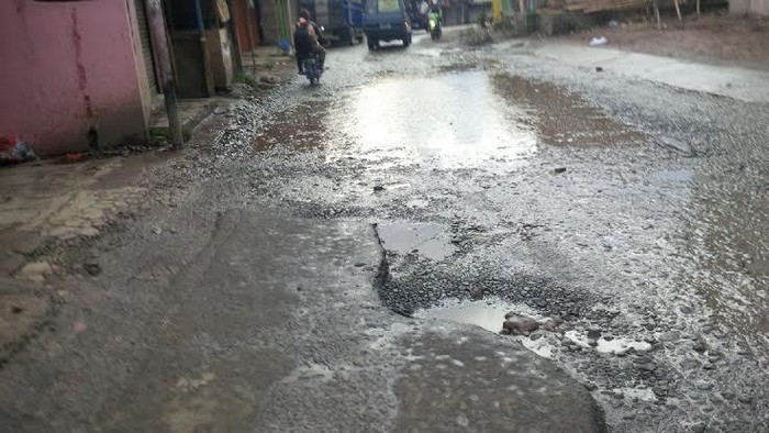 Sayang Sekali, Jalan di Ruas Bojonggede Raya ini Rusak Parah bak Kubangan