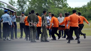 4 Jenazah Diterbangkan ke Surabaya dengan Hercules TNI AU