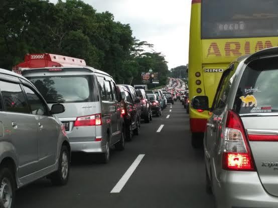 Keluar Tol Bogor Tersendat, Kendaraan Parkir Panjang