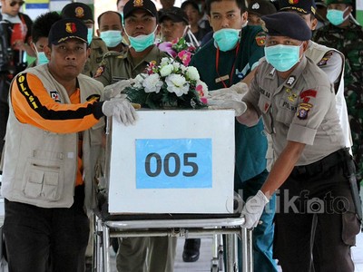 Jenazah Korban AirAsia Kembali Diterbangkan ke Surabaya