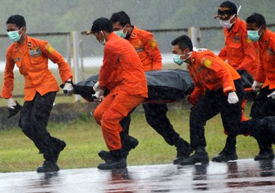 Evakuasi Jenazah Korban AirAsia di Tengah Guyuran Hujan