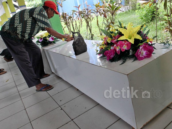 Peti Jenazah untuk Korban AirAsia