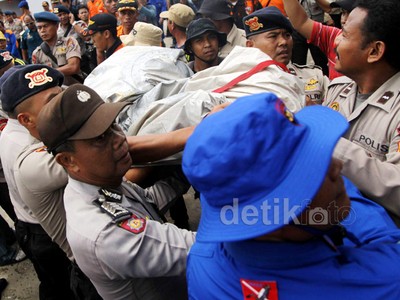Tim SAR Temukan Seluncur Darurat AirAsia