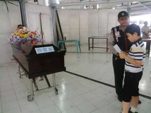 Teman TK Grayson Bacakan Doa di Depan Peti Jenazah Sambil Sesunggukan