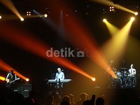 MLTR membuka penampilannya dengan lagu '25 Minute'.