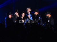 Di tengah-tengah penampilan, fans juga sempat berfoto bersama MLTR di atas panggung.