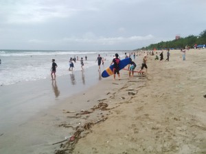 Setelah Pesta Tahun Baru, Pantai Kuta Masih Ramai Turis