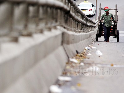 Pencari Ban Bekas Ini Susuri Puluhan Kilo Demi Anak Istri