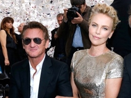 Charlize Theron dan Sean Penn Dikabarkan Telah Bertunangan