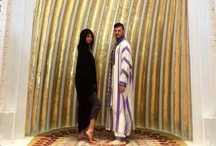 Foto Selena Gomez Pamer Kaki di Abu Dhabi Tuai Kecaman