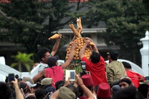 Ribuan Warga dan Wisatawan Berebut 7 Gunungan Keraton Yogyakarta