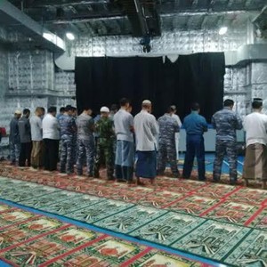 Kru yang Religius di KRI Banda Aceh