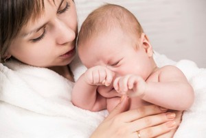 Isap Ingus si Kecil Saat Pilek Agar Hidungnya Tak Mampat, Amankah?