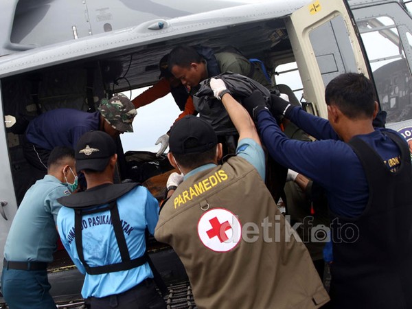 8 Jenazah Korban AirAsia Diterbangkan ke Pangkalan Bun
