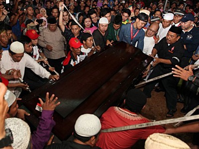 Jenazah Pramugari AirAsia Khairunisa Dimakamkan