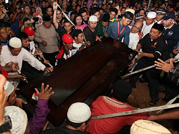 Jenazah Pramugari AirAsia Khairunisa Dimakamkan