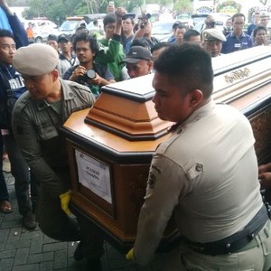 Jenazah Stevie Gunawan Disandingkan dengan Jenazah Ibunya di Adi Jasa