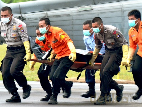 Tiga Jenazah Diturunkan dari Seahawck ke Pangkalan Bun