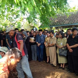 Pemilik AirAsia Menangis di Pemakaman Pramugara: 15 Ribu Karyawan Berduka