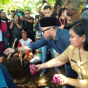 Duka Keluarga dan Tangis Haru Pemilik AirAsia Iringi Pemakaman Wismoyo