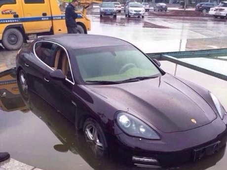 Porsche Panamera Ini Kecebur Kolam