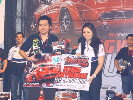 Hendra (kiri) menerima trophy Hendra (kiri) menerima trophy