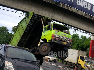 Truk Hino Nyangkut di Jembatan Tol Jagorawi
