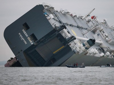 Kapal Kargo The Hoegh Osaka Terbalik
