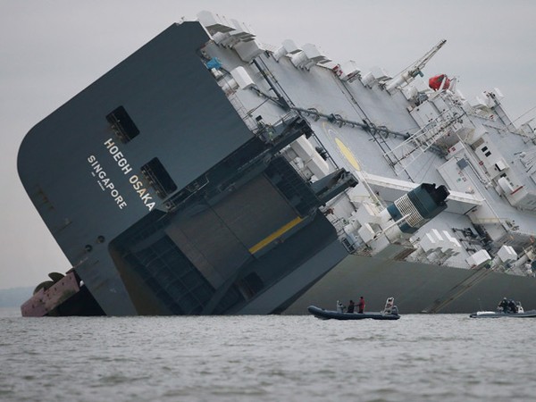Kapal Kargo The Hoegh Osaka Terbalik
