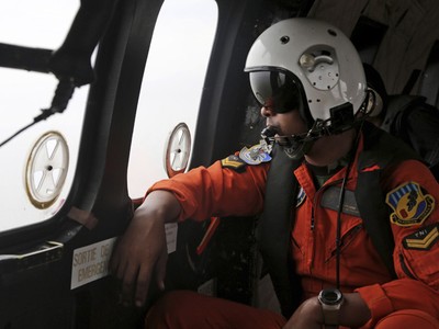 Pencarian Korban AirAsia Dari Udara