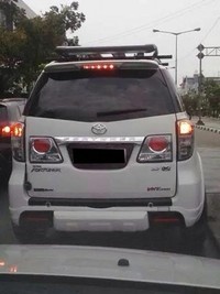 Bagian belakang Rush dirombak sehingga mirip seperti Fortuner tipe V, lengkap dengan berbagai aksesoris Fortuner seperti, lampu, bemper bahkan sampai emblem VN Turbo. (Foto: Thiodoris Simarmata).     