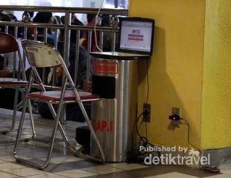 Tak ada rotan, akar pun jadi. Di Bandara Juwata, Tarakan ada petugas bandara yang kekurangan meja untuk laptopnya. Dia pun meletakannya di atas tempat sampah. Praktis, tapi mungkin mengganggu orang yang mau buang sampah. Tak ada rotan, akar pun jadi. Di Bandara Juwata, Tarakan ada petugas bandara yang kekurangan meja untuk laptopnya. Dia pun meletakannya di atas tempat sampah. Praktis, tapi mungkin mengganggu orang yang mau buang sampah.