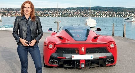 Wanita Cantik Ini Punya Ferrari Terganas