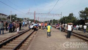 Perjalanan Kereta Terlambat Karena Demo di Stasiun Tambun, PT KAI Minta Maaf