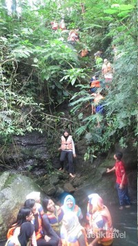 Yang Seru di Akhir Pekan, Body Rafting di Curug Naga