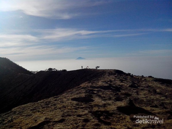 Puncak Ciremai Langit Birunya Seperti Laut Foto 4