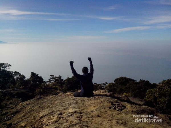 Puncak Ciremai Langit Birunya Seperti Laut Foto 4
