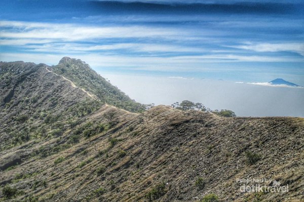 Puncak Ciremai Langit Birunya Seperti Laut