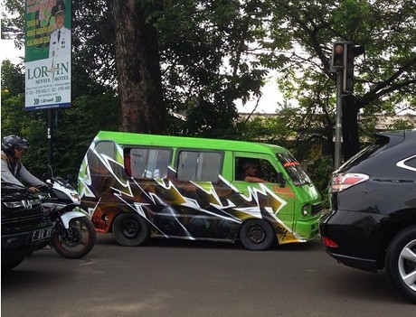 Tak Hanya di Bemo, Flurry Artz Juga Ngebom di Angkot dan Truk