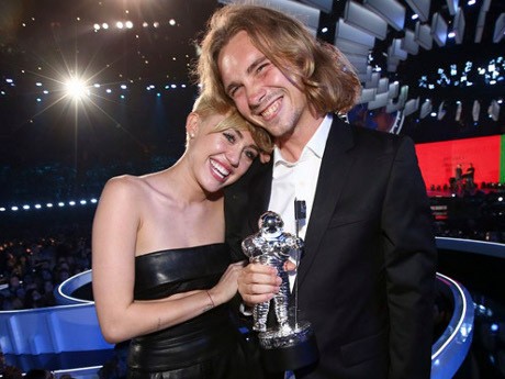 10 Momen Musik Dunia Ter-HOT 2014 10 Momen Musik Dunia Ter-HOT 2014