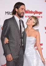 Kaley Cuoco Cium Mesra Suami di Premiere 'The Wedding Ringer'