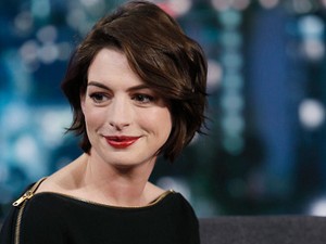Anne Hathaway Ungkap Soal Kebiasaan Merokok