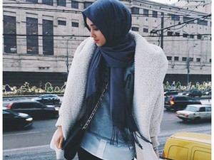 Hijab Style: Padu Padan Stylish Ala Si Cantik Alexandra Golovkova