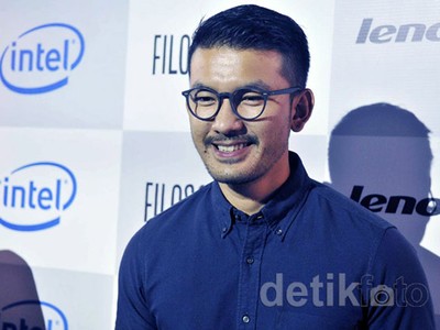 Santai Bergaya Casual ala Rio Dewanto