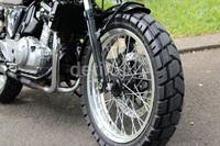Kaki-kaki kendaraan diubah agar terlihat retro dengan ukuran ban masing-masing ring 18 dan 17. Ban depan sengaja dibuat lebih besar agar mencuatkan kesan retro.
