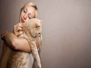 Trauma dengan Pria, Wanita Ini Menikahi Dua Kucing