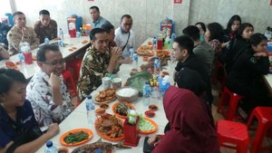 Presiden Jokowi Traktir Wartawan Istana Makan Seafood